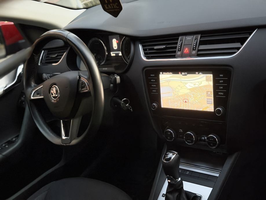 Škoda Octavia Combi 1,6 TDI DSG / REG 1god / NAVI / PDC / TOP STANJE, fotografija 10