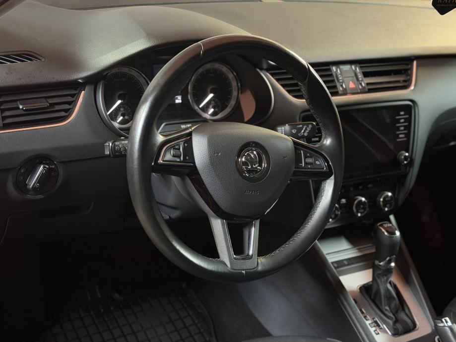 Škoda Octavia Combi 1,6 TDI DSG / REG 1god / NAVI / PDC / TOP STANJE, fotografija 11