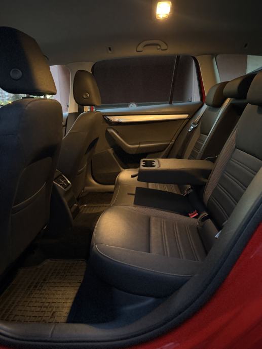 Škoda Octavia Combi 1,6 TDI DSG / REG 1god / NAVI / PDC / TOP STANJE, fotografija 13