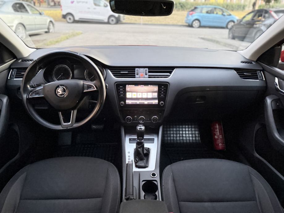 Škoda Octavia Combi 1,6 TDI DSG / REG 1god / NAVI / PDC / TOP STANJE, fotografija 9