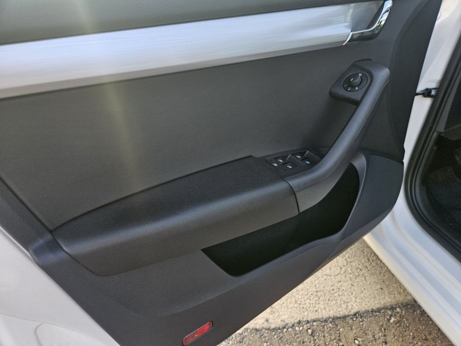 Škoda Octavia Combi 1,6 TDI/24MJ.JAMSTVO /NAVIGACIJA / REDIZAJN / TOP, fotografija 10