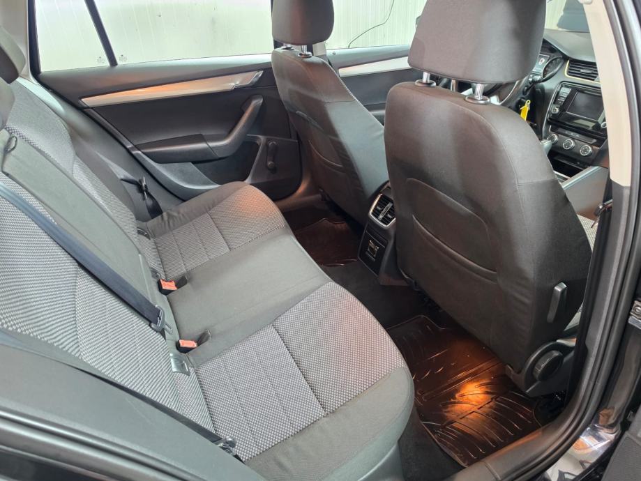 Škoda Octavia Combi 1,6 TDI =KLIMA=REG 4/27= KAO NOV= KARTICE-36 RATA, fotografija 4