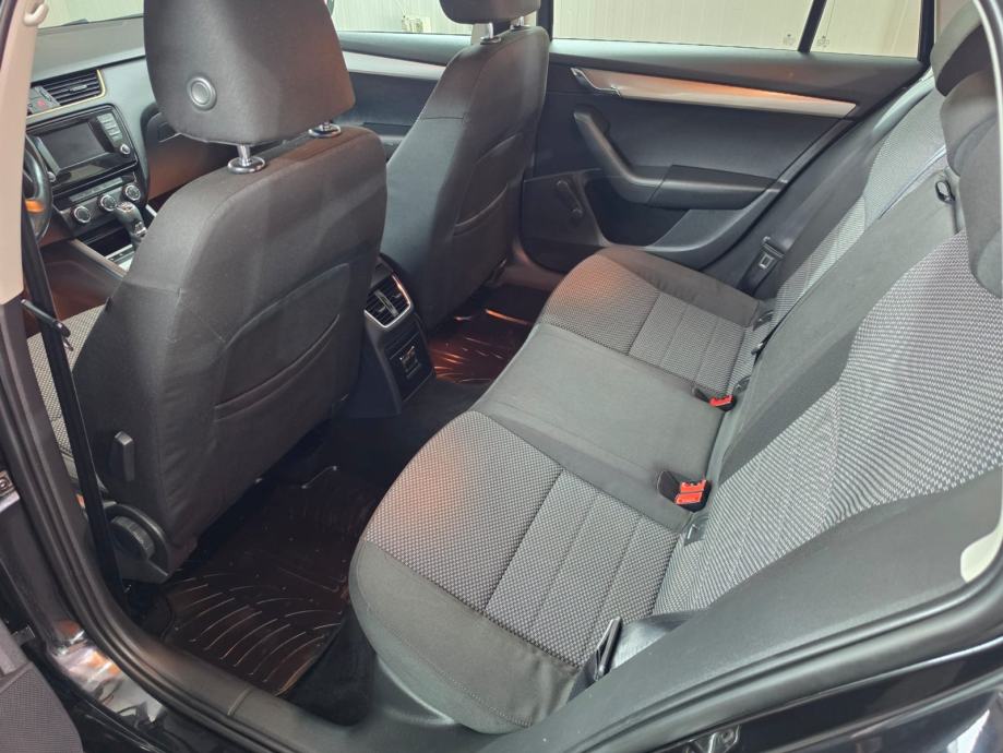 Škoda Octavia Combi 1,6 TDI =KLIMA=REG 4/27= KAO NOV= KARTICE-36 RATA, fotografija 8