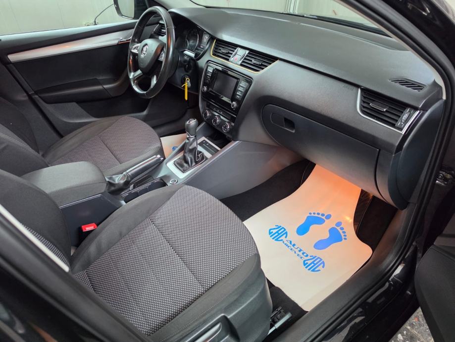 Škoda Octavia Combi 1,6 TDI =KLIMA=REG 4/27= KAO NOV= KARTICE-36 RATA, fotografija 9