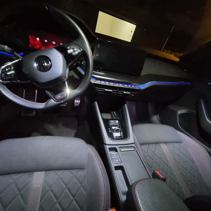 Škoda Octavia Combi 2,0 TDI automatik,napravljen velikk servis, fotografija 11