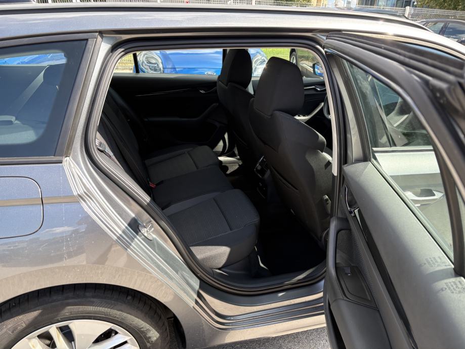 Škoda Octavia Combi 2,0 TDI, DSG- savršeno stanje !! Reg. godinu dana, fotografija 6