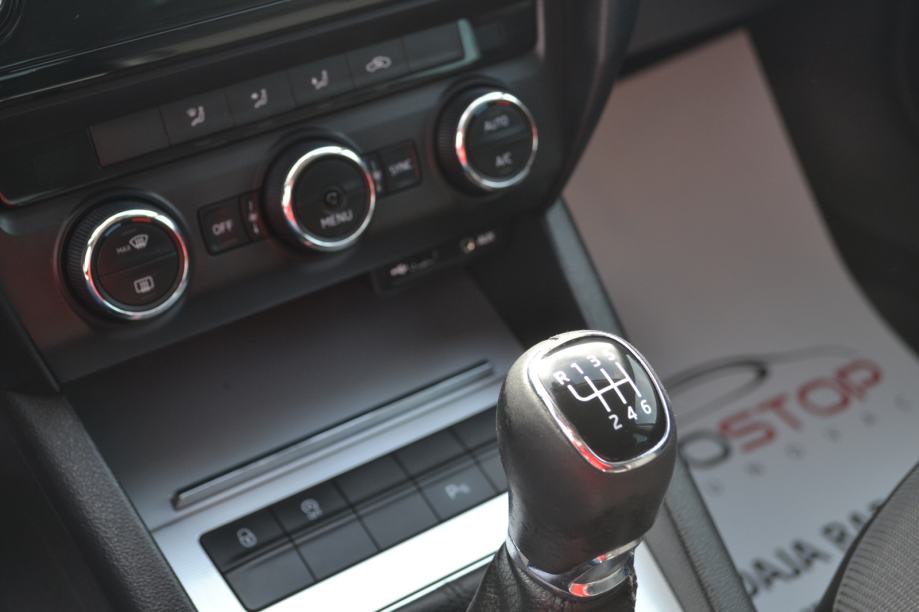Škoda Octavia Combi 2,0 TDI ** euro 6 ** MOTOR I LIMARIJA ODLIČNI **, fotografija 16