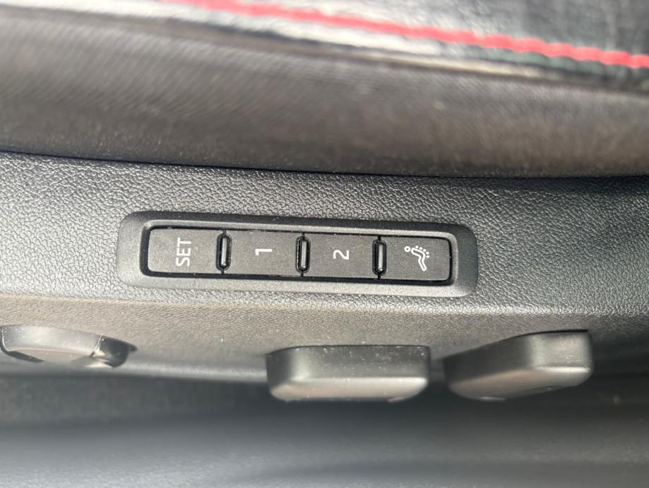 Škoda Octavia Combi RS 2,0 TDI 4X4 DSG, HR VOZILO, JAMSTVO DO 08/2029, fotografija 13