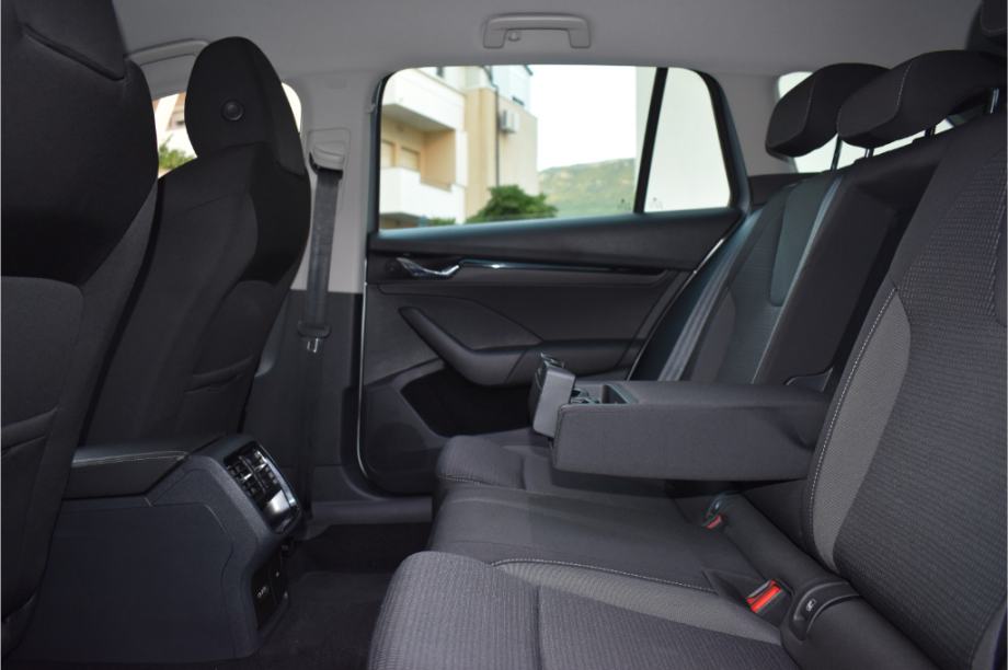 Škoda Octavia Combi 2.0 TDI Automatik -Ambilight,Kamera,DAB -Clever, fotografija 15