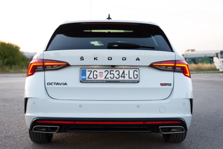 Škoda Octavia RS 2.0 TDI DSG 200 KS Panorama Matrix HUD Kessy Servisna, fotografija 4