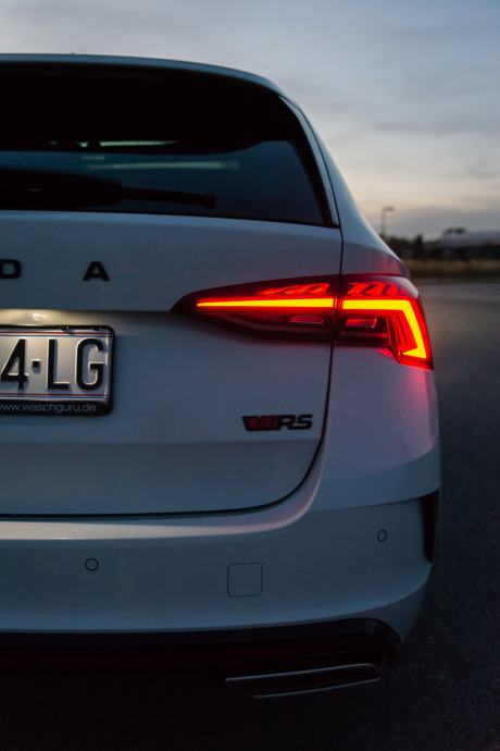 Škoda Octavia RS 2.0 TDI DSG 200 KS Panorama Matrix HUD Kessy Servisna, fotografija 9