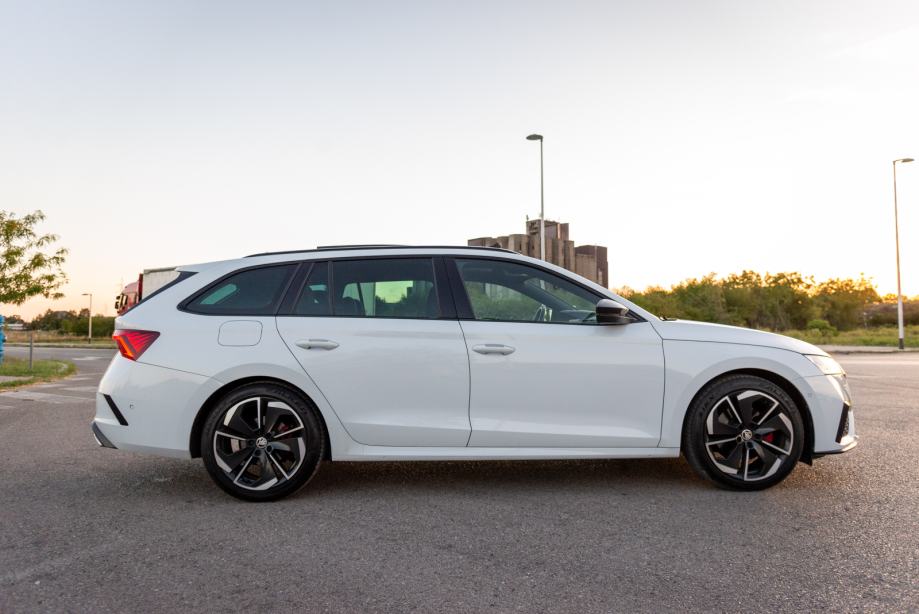 Škoda Octavia RS 2.0 TDI DSG 200 KS Panorama Matrix HUD Kessy Servisna, fotografija 5