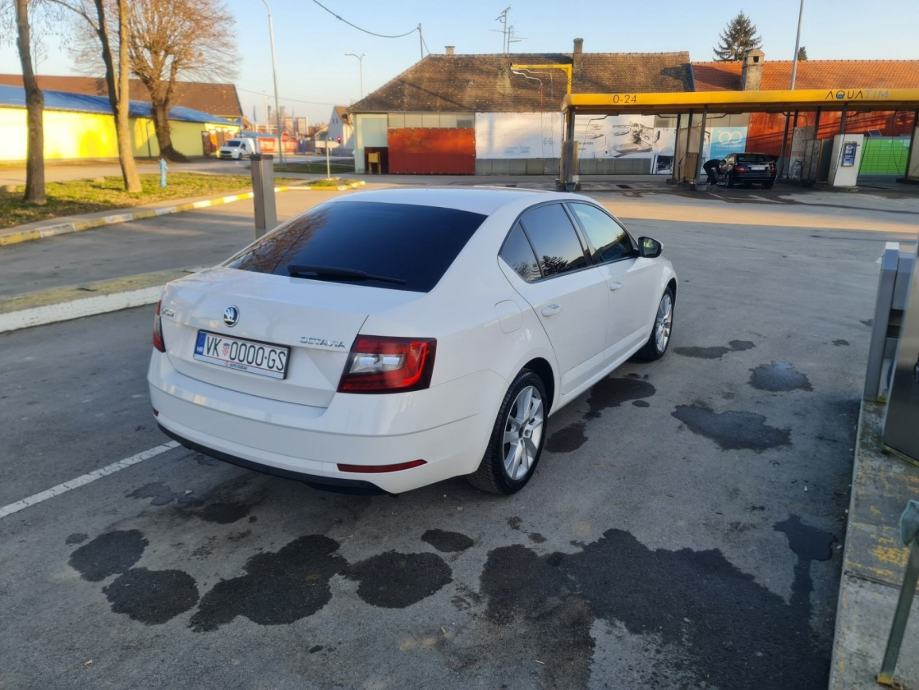 ŠKODA OCTAVIA STYLE 1,6 TDI/85kw*FULL*TOP STANJE*REG 5.2027,NOVE GUME, fotografija 3