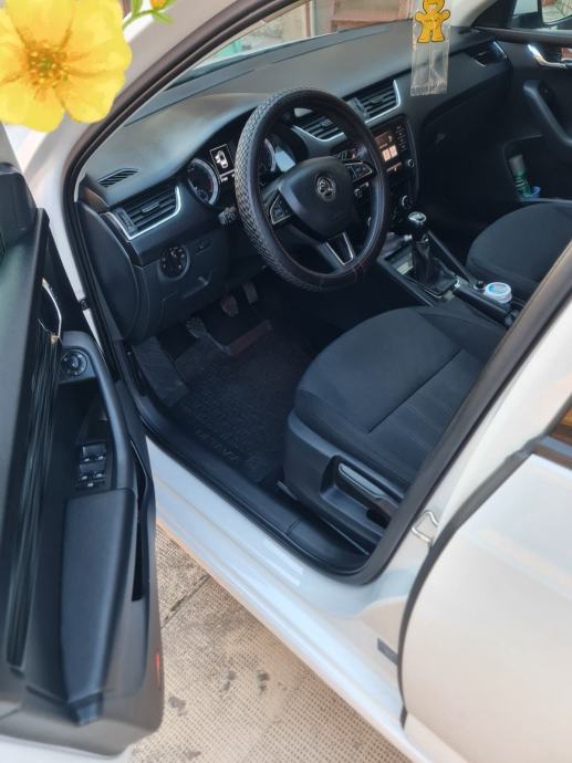 ŠKODA OCTAVIA STYLE 1,6 TDI/85kw*FULL*TOP STANJE*REG 5.2027,NOVE GUME, fotografija 16