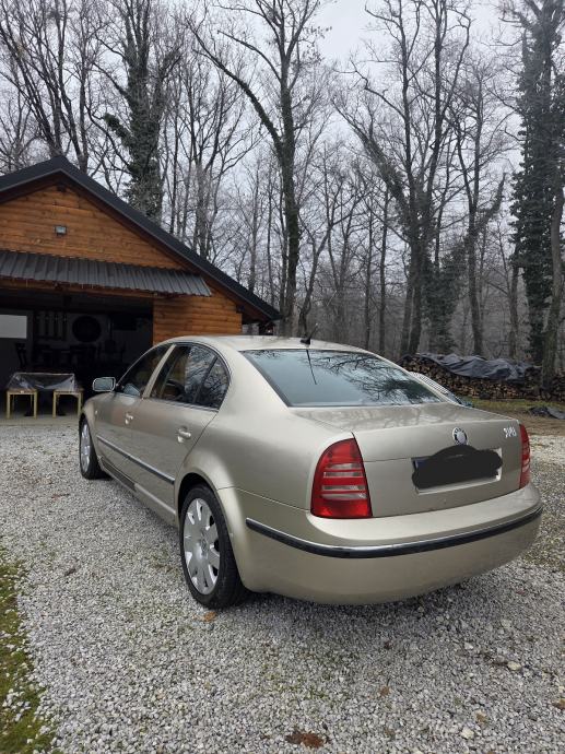 Škoda Superb 2,8 V6 automatik, fotografija 5