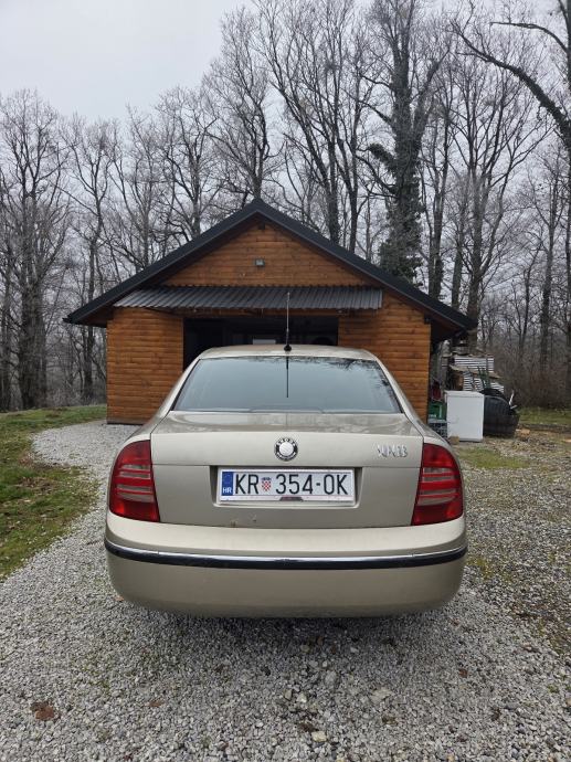 Škoda Superb 2,8 V6 automatik, fotografija 3