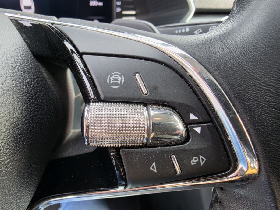 Škoda Superb Combi 2,0 TDI *DSG*PANORAMA*SERVISNA *GARANCIJA 12MJ *, fotografija 19
