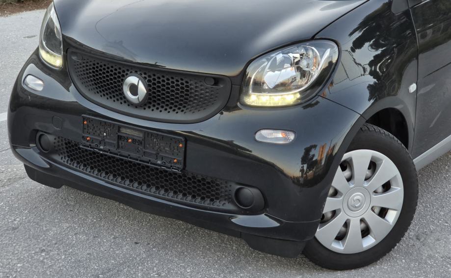 Smart fortwo 1.0 75ks 12/2017g odlično stanje, klima, servo volan, led, fotografija 9