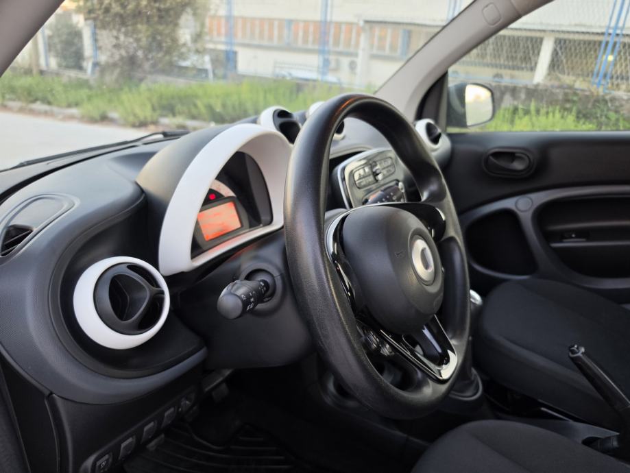 Smart fortwo 1.0 75ks 12/2017g odlično stanje, klima, servo volan, led, fotografija 17