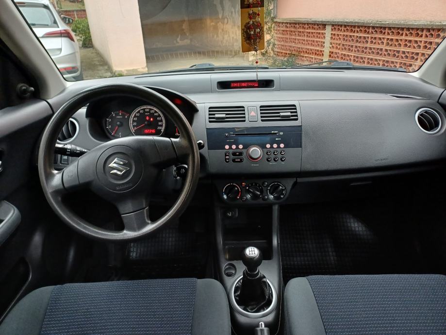 Suzuki Swift 1.3 ddis, fotografija 3