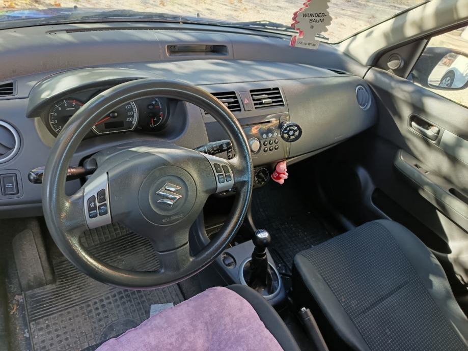 Suzuki Swift 1,3 GC, fotografija 6