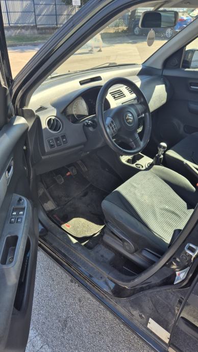 Suzuki Swift 1,3 GLX Vidljiva vanjska oštećenja, motor suh, fotografija 8