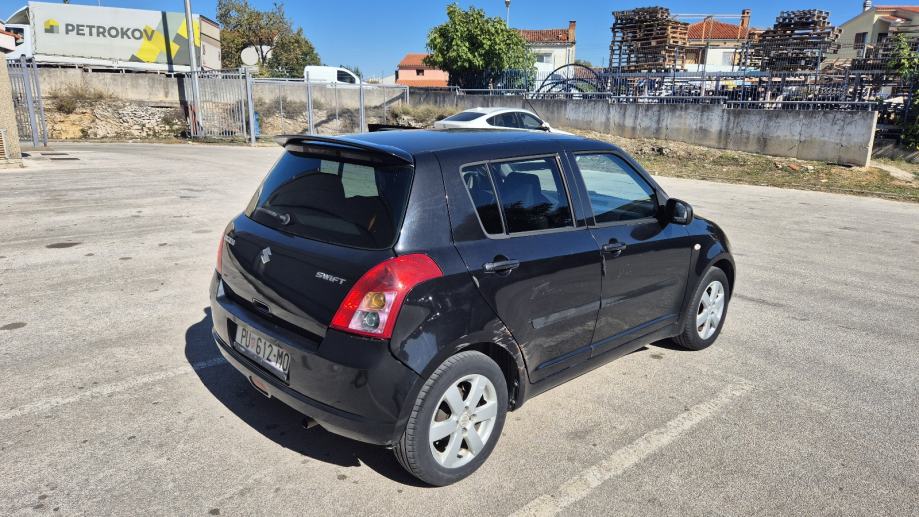 Suzuki Swift 1,3 GLX Vidljiva vanjska oštećenja, motor suh, fotografija 3
