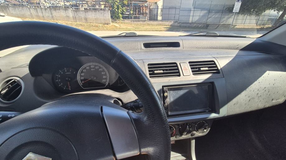 Suzuki Swift 1,3 GLX Vidljiva vanjska oštećenja, motor suh, fotografija 7