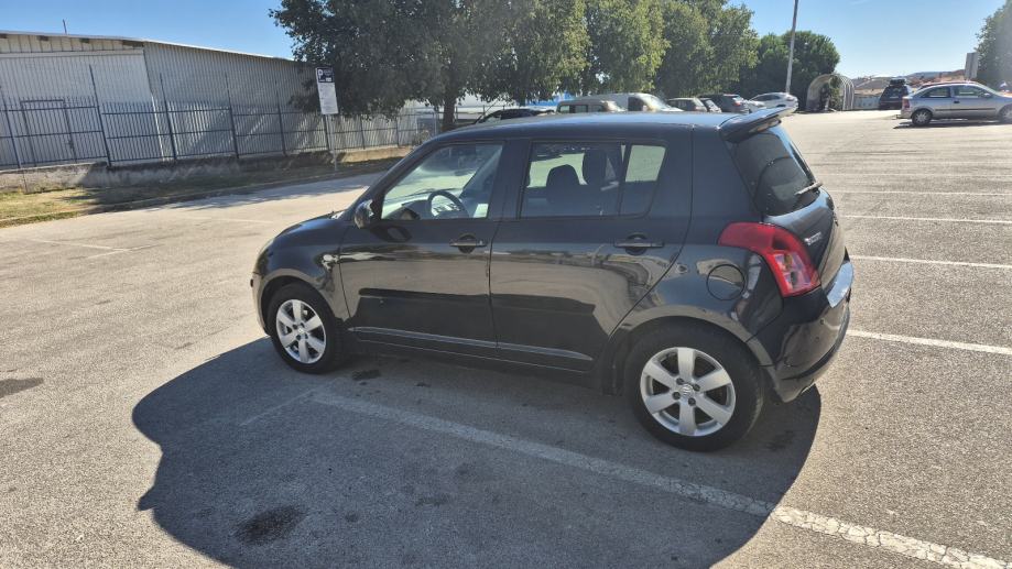 Suzuki Swift 1,3 GLX Vidljiva vanjska oštećenja, motor suh, fotografija 2