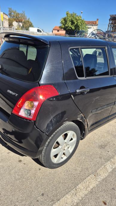 Suzuki Swift 1,3 GLX Vidljiva vanjska oštećenja, motor suh, fotografija 11