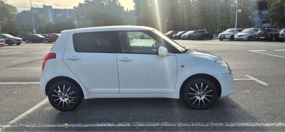 Suzuki Swift 1,3, fotografija 7