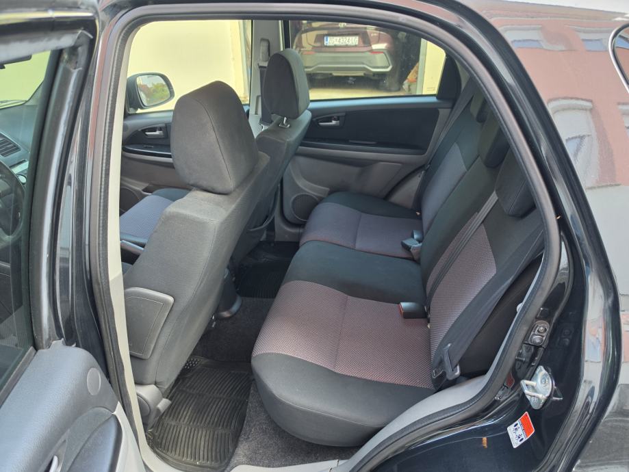 Suzuki SX4 1,6 GS, fotografija 11