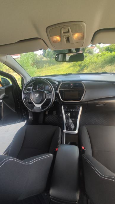 Suzuki SX4 S-Cross 1,0, fotografija 5