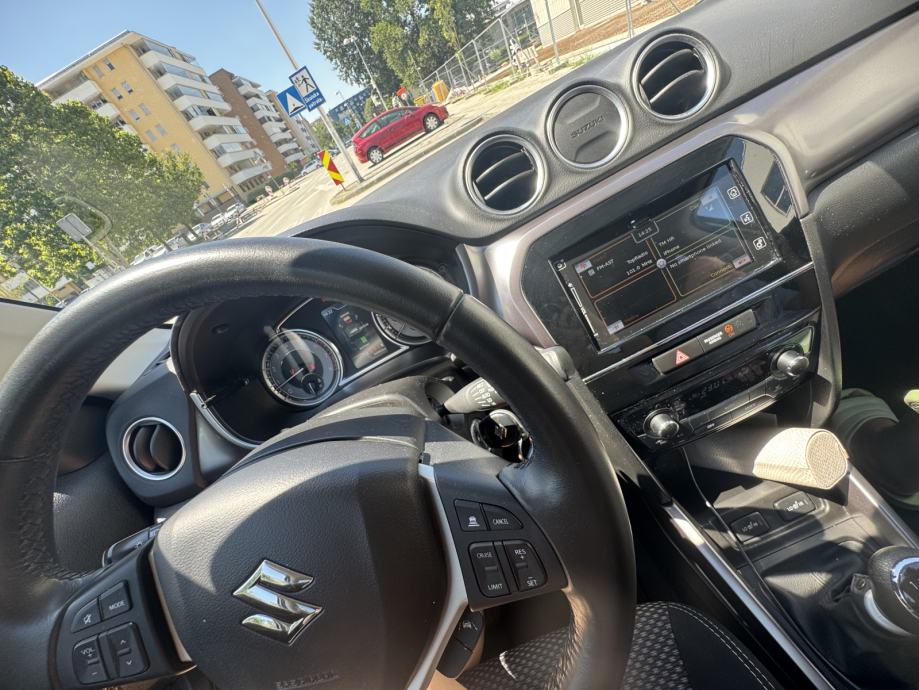 Suzuki Vitara 1,4 Hibrid Premium, fotografija 18