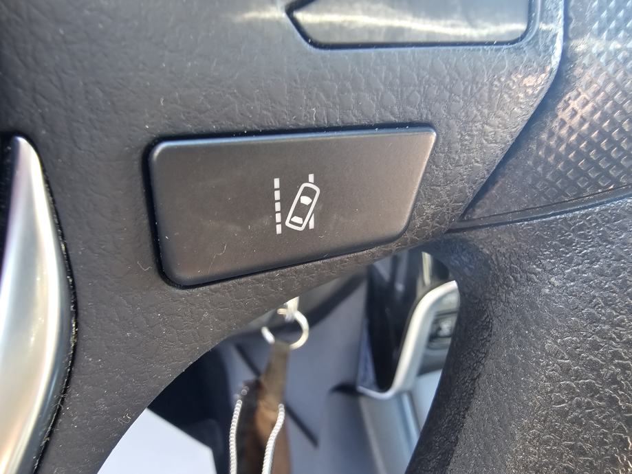 Toyota Auris 1,33+1+VLASNIK, fotografija 11
