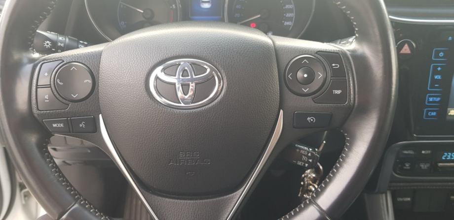 Toyota Auris 1,4/ SERVISNA / NAVIGACIJA/ TEMPOMAT/SET GUMA