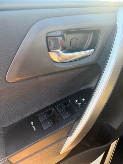 Toyota Auris 1,8 HSD automatik, fotografija 11