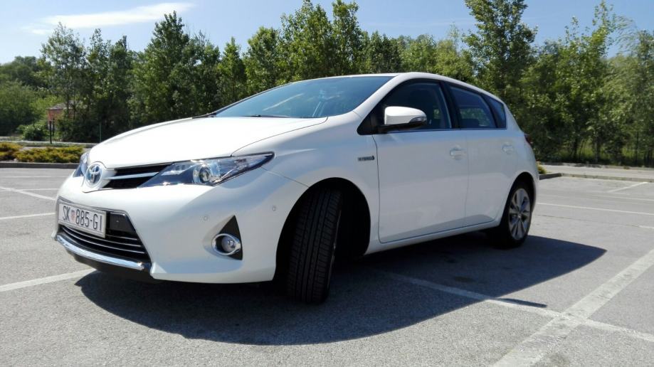 Toyota auris hybrid njuškalo