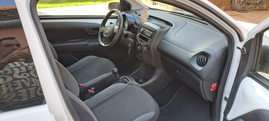 Toyota Aygo 1,0 HITNO!, fotografija 4