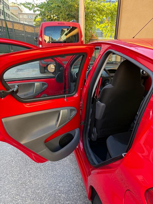 Toyota Aygo 1,0, UPRAVO REGISTRIRAN, 2006.godište, fotografija 9