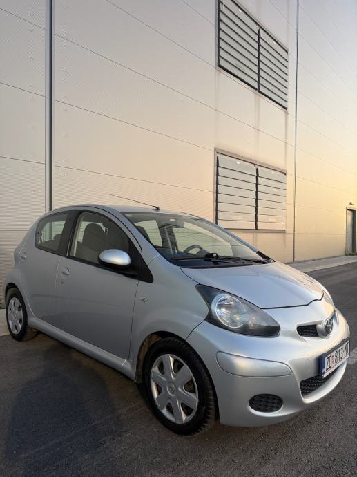 TOYOTA AYGO 1.0 VVT-i *119 000 KM* *REG 08/27* * 5 VRATA*, fotografija 2