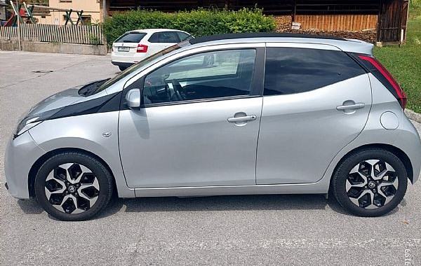 Toyota Aygo 1,0 x- play, otvorena panorama,grijanje sjedala,kamera!!, pogled izvana - slika 4