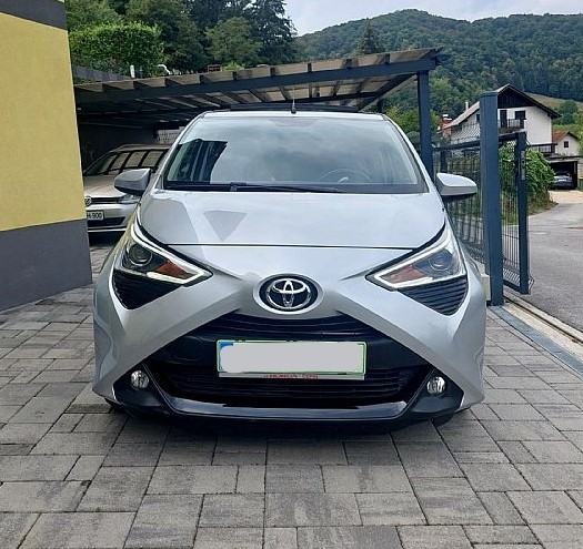 Toyota Aygo 1,0 x- play, otvorena panorama,grijanje sjedala,kamera!!, pogled izvana - slika 2