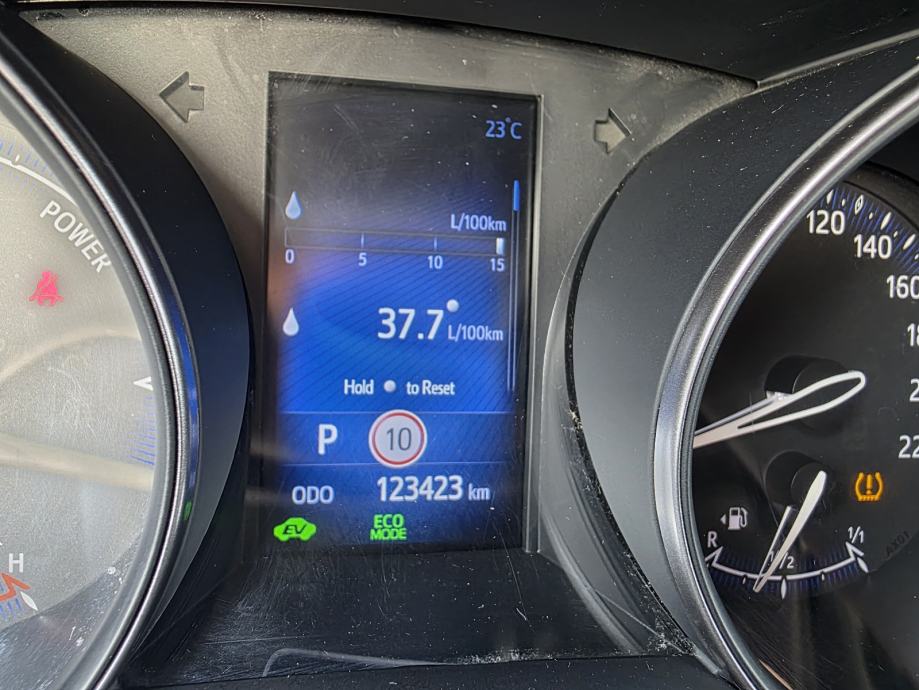 Toyota C-HR 1,8 automatik, fotografija 9