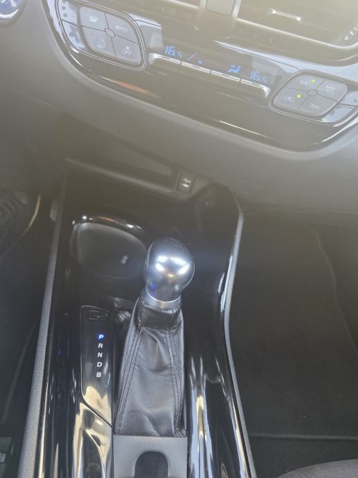 Toyota C-HR 1,8 automatik, fotografija 10