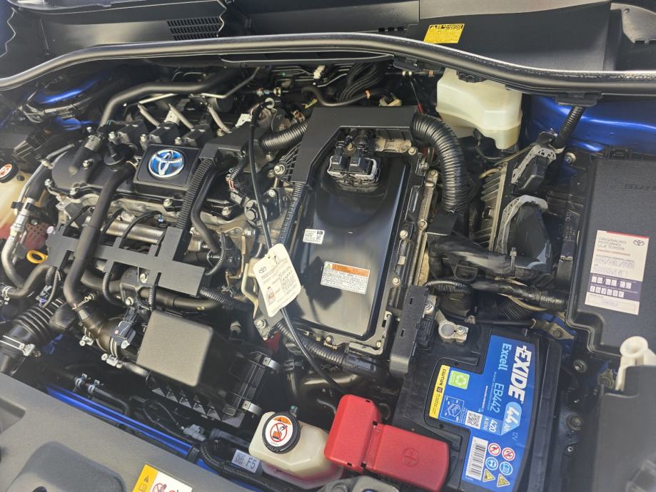 Toyota C-HR 1,8 automatik, fotografija 14