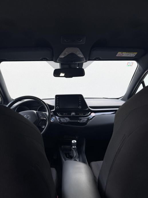 Toyota C-HR 1,8 automatik, fotografija 10