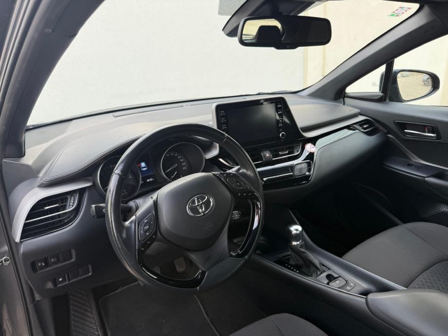Toyota C-HR 1,8 automatik, fotografija 12