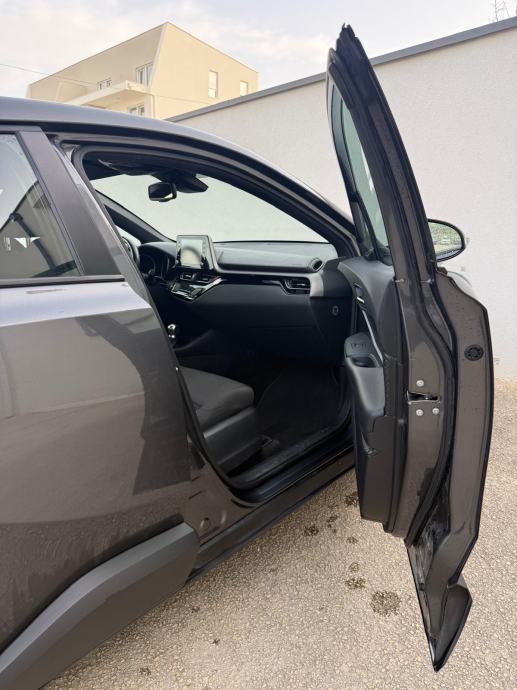 Toyota C-HR 1,8 automatik, fotografija 13