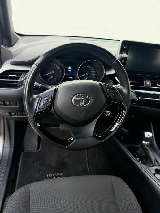 Toyota C-HR 1,8 automatik, fotografija 11